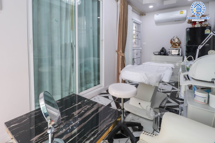 *****บ้านแฝดมือสอง ม.เพอร์เฟคพาร์ค แจ้งวัฒนะ-ปากเกร็ด เนื้อที่ 39 ตร.ว. ฟังก์ชัน 3 ห้องนอน 3 ห้องน้ำ จอดรถได้ 2 คัน รองรับทุกการอยู่อาศัย แถมฟรีทันที แอร์ 5 เครื่อง เครื่องทำน้ำอุ่น 1 เครื่อง และเครื่องดูดควัน 1 เครื่อง บนทำเลศักยภาพ ใกล้เซ็นทรัลแจ้งวัฒนะ รถไฟฟ้าสายสีชมพู "สถานีปากเกร็ด" และเชื่อมสู่แจ้งวัฒนะและทางด่วน เพียง 5 นาที